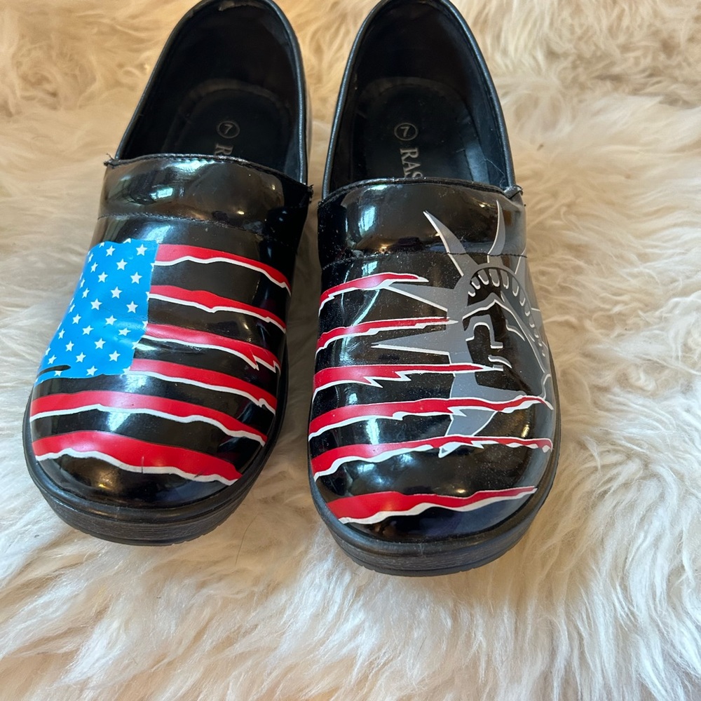 Rasolli patriotic soft clog. Size 7M. Runs a little large.